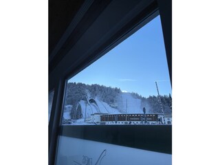 Blick auf die Skisprungschanze vom Eßtisch