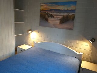 Schlafzimmer im EG mit bequemen  Bett