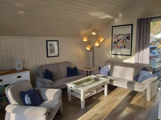 Gemütliche Sitzecke mit Blick in Richtung Esstisch