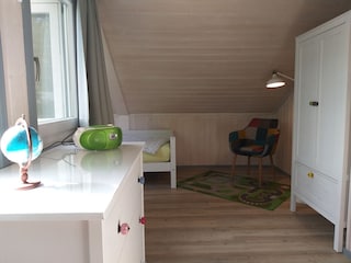 Lichtdurchflutetes Kinderzimmer