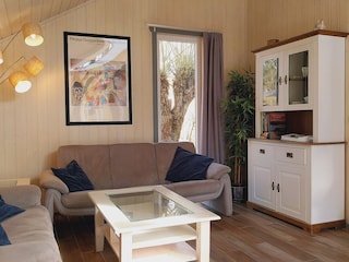 Gemütliches Wohnzimmer mit Holzdekor