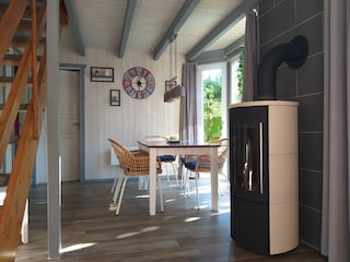 Esstisch mit Blick zum Kamin