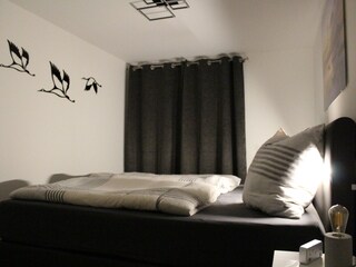 Schlafzimmer mit Ausgang zur Dachterrasse