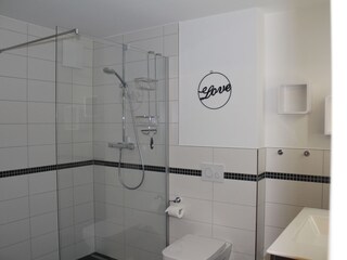 Bad mit bodenebener Dusche