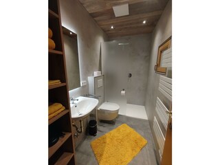 Badezimmer mit Dusche