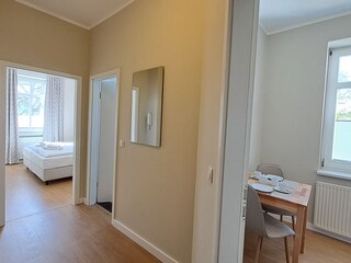 Blick in Küche und Schlafzimmer