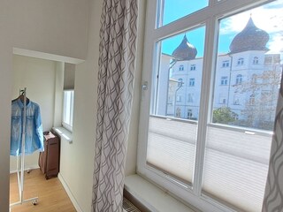 Schlafzimmer mit Doppelbett, TV und Kleiderständer