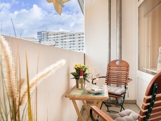 Lassen Sie die Seele auf dem sonnigen Balkon baumeln