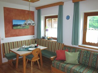 großer Eßtisch mit Sofa