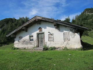 alte Almhütte am Wanderweg