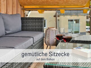 gemütliche Sitzecke auf dem Balkon