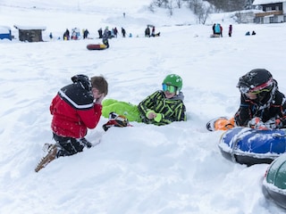 Staffnerhof-Snowtubing-Kinder-In-Schnee