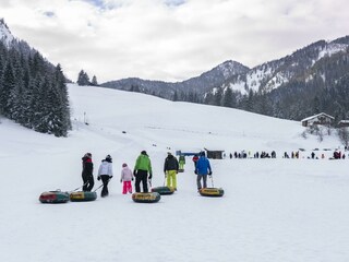 Staffnerhof-Snowtubing-im-Winter-Reifenrutschen