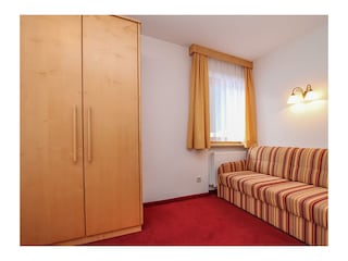 03_Ausziehbare_Couch_im_Zimmer