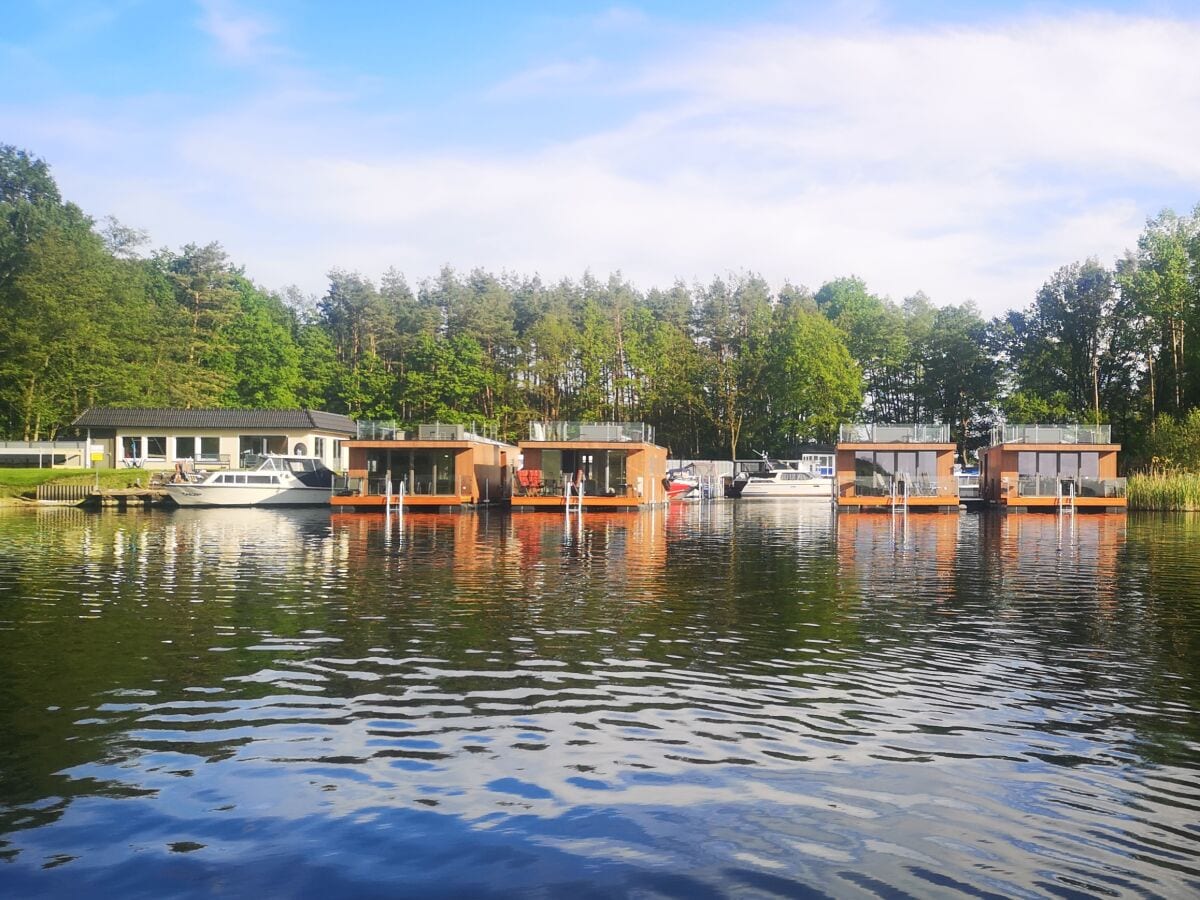 Blick auf unsere schwimmenden Ferienhäuser vom See