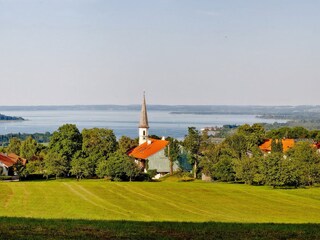 Blick auf den Chiemsee des kleinen Örtchens
