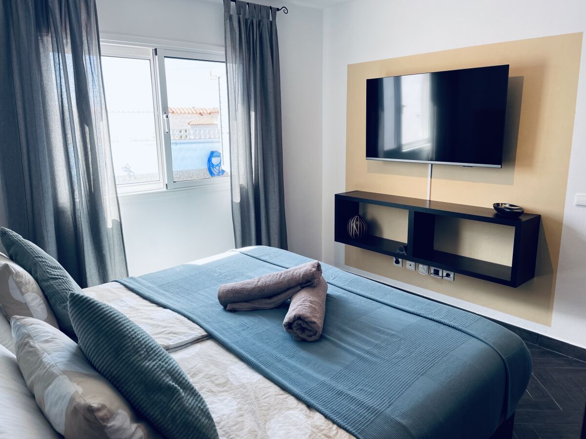 Schlafzimmer mit Doppelbett & Fernseher