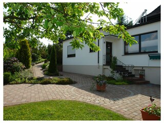 Eingang und Terrasse der Ferienwohnung