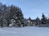 Blick zum Haus im Winter