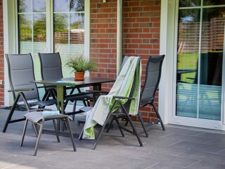 Möblierte Terrasse zum Entspannen
