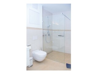 Badezimmer mit bodengleicher Dusche