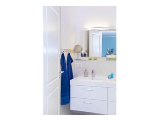 Badezimmer mit bodengleicher Dusche