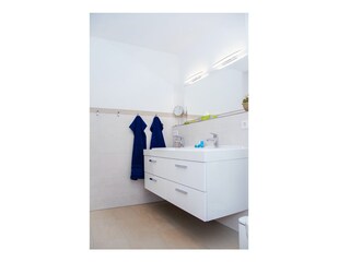 Badezimmer mit bodengleicher Dusche