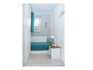 Zweites Schlafzimmer mit Einzelbett und TV