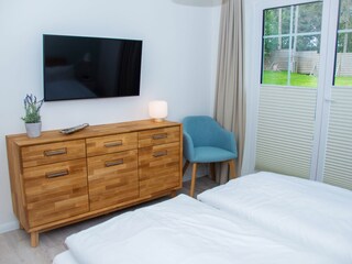Kommode und TV im Schlafzimmer