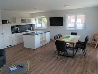 Wohnraum mit Küche und Kochinsel