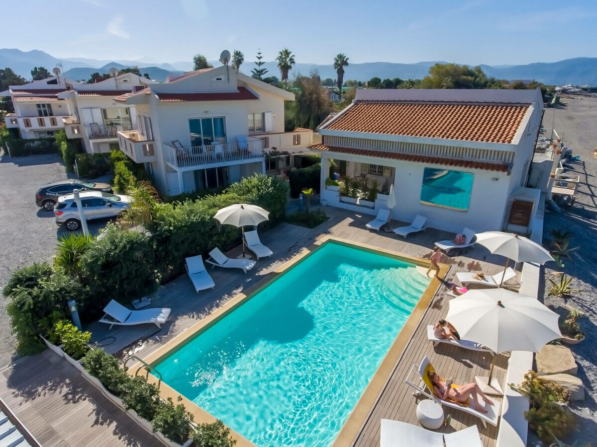 Apartment with pool directly at the beach