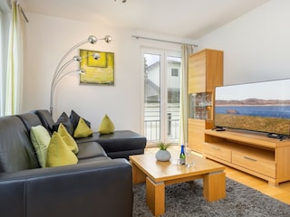 Der gemütliche Wohnbereich mit Flat-TV.