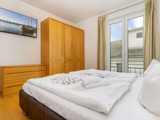 ... Kleiderschrank und zweitem TV-Gerät.