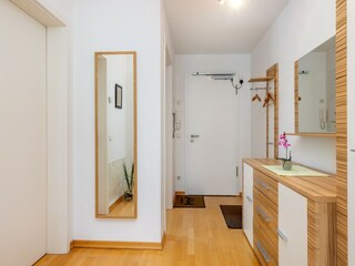 Der Flur mit Garderobe.