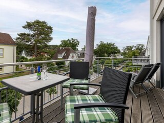 Der große, komfortabel möblierte Balkon.