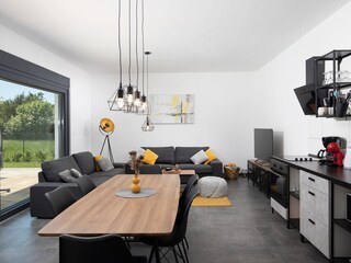 Küche und Wohnzimmer