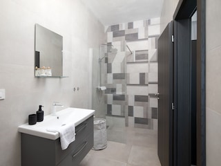 Badezimmer und Toilette