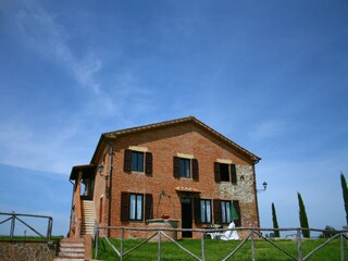 Farmhouse Siena Outdoor Recording 4