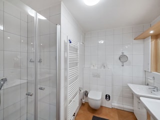 Das Badezimmer mit Dusche
