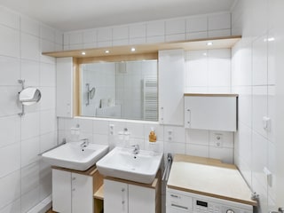 das Badezimmer mit 2 Waschtischen und Waschmaschine