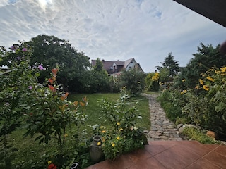 Blick von der Terrasse in unseren Garten