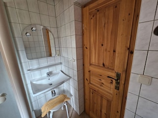 Kleines Bad mit Dusche/WC