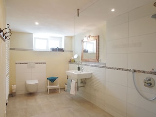 Bad mit begehbarer Dusche