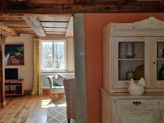 Sonniger, offener Wohnbereich mit Seeblick