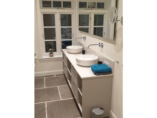 Vollbad mit Dusche und WC im OG