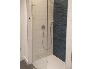 Vollbad mit Dusche und WC im OG