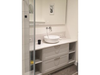 Vollbad mit Dusche und WC im EG