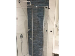 Vollbad mit Dusche und WC im EG