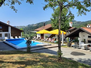 Blick auf Schwimmbad-Anlage