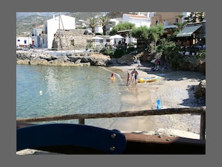 Kleiner Strand im Dorfzentrum bei den Tavernen